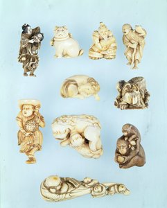 Sélection de netsuke : Ikkuha Sennin portant la prostituée de Bénarès ; chiot assis ; Abe no Yasuneri tenant un bébé ; Gamma Sennin ; cheval couché ; guerrier maîtrisant un bœuf en fuite ; Hollandais debout tenant un coq à longue queue ; singe assis tenant