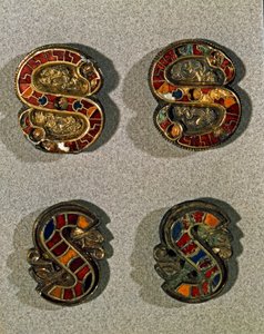Archéologie du Moyen Âge. Art barbare de Lombardie : fibule de ceinture en forme de lettre S. Objet en or et émail polychrome. Art lombard, 6ème - 7ème siècle. Italie, Cividale del Friuli, Musée Archéologique