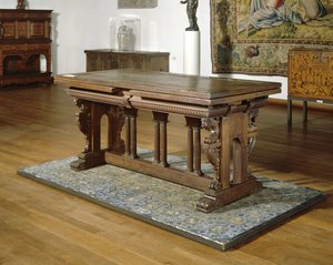 Table en noyer avec tiroirs sur cadre en chêne avec colonnes toscanes, 1550-1600