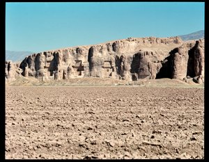 Vue de la nécropole et des quatre tombes appartenant aux rois achéménides, de gauche à droite, Arius II, Artaxerxès I et Darius I le Grand