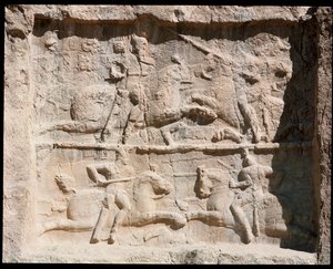 Vue de la Nécropole et des tombes appartenant aux rois achéménides, relief représentant des scènes de bataille