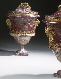 Une paire de vases, vers 1790