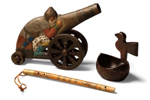 Un jouet Bogatyr en tilleul, une flûte en bouleau et un Kovsh en bouleau, vers 1900