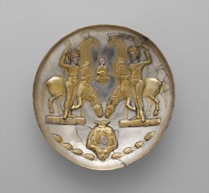 Assiette avec des jeunes et des chevaux ailés, c.5ème-6ème siècle AD