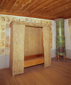 Lit pliant et poêle en céramique dans la maison de Carl Linnaeus (1707-78)