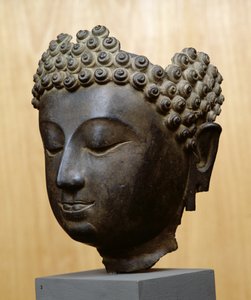 Tête de Bouddha regardant vers le bas, Culture Lan Na