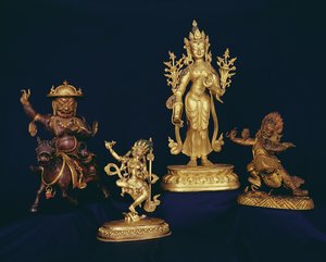 Figures tibétaines : Vajravarahi dansant sur un cadavre humain ; figure de Padmapari ; figure de Beg-tse ; figure de Dam-can Dor-je Legs-pa chevauchant un cheval
