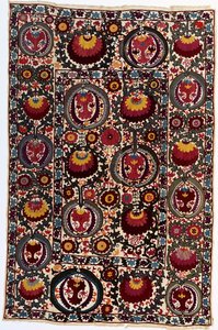 Un susani, le fond en lin blanc travaillé en soies de couleurs vives, vers 1900 - School Uzbek