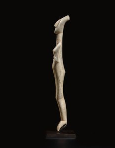 Figure féminine cycladique allongée, pièce maîtresse du Maître Schuster, Cycladique ancien II, vers 2400 av. J.-C.