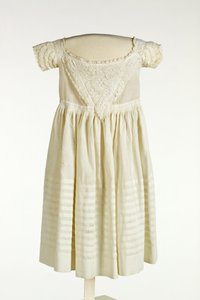 Robe de baptême pour garçons avec broderie Ayrshire sur le devant et les manches, c.1850 - Scottish School