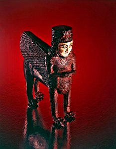 Lion ailé avec un torse féminin, figure d