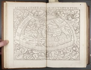 Globe, de Cosmographia, 1544