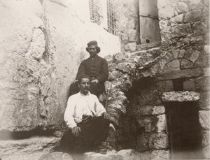 Deux hommes assis à côté du linteau de la Porte de Barclay dans le Mur Occidental du Mont du Temple, Jérusalem, 1866 - Sergeant Henry Phillips
