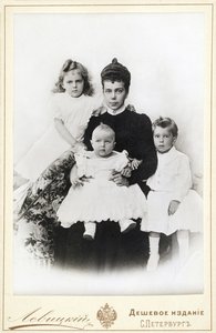 Grande Duchesse Xenia Alexandrovna de Russie avec les enfants Irina Alexandrovna, Andrei..., 1903