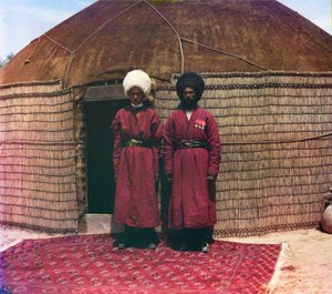 Deux hommes debout sur un tapis, devant une yourte