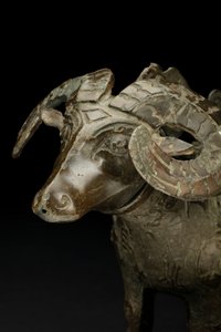Vase à vin rituel en forme de bélier, Gong - Shang Dynasty Chinese School