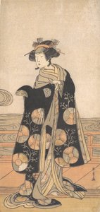 Yoshizawa Iroha en femme debout sur l