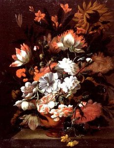 Tulipes, œillets, tournesols et autres fleurs dans une urne sur un rebord de pierre