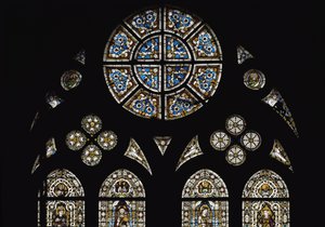 Détail de la rosace centrale, avec dans les fenêtres ovales des symboles des évangélistes
