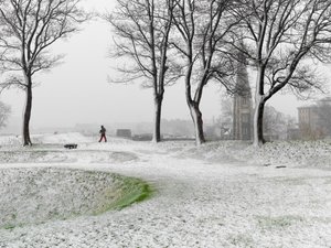 Figure solitaire marchant dans la forteresse de Copenhague pendant une tempête de neige, Danemark, 2022 (photo) - Sisse Brimberg