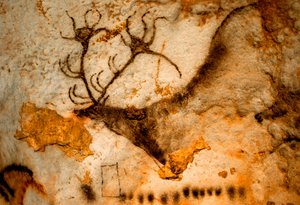 Peinture préhistorique de cerf rouge avec des bois à neuf branches dans la grotte de Lascaux, France - Sisse Brimberg