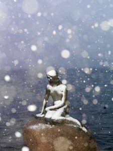 Tempête de neige sur la statue de La Petite Sirène par Edvard Eriksen, hiver à Copenhague, Danemark, 2022 (photo) - Sisse Brimberg