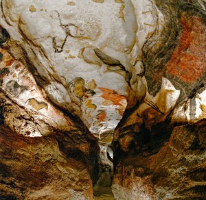 La Galerie Axiale montre des aurochs éteints sur le plafond de la grotte de Lascaux, France