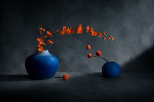 Vases bleus, fleurs orange