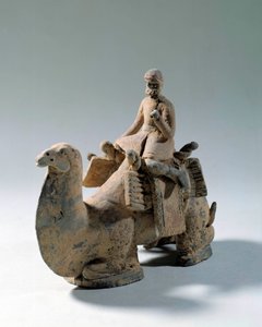 Civilisation sogdienne : chameau et transport de soie. Statue funéraire en terre cuite. Ve ou VIe siècle. Paris, Musée Cernuschi