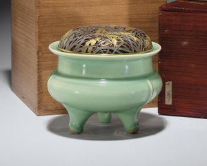 Grand brûle-parfum tripode Longquan céladon avec couvercle en métal partiellement doré japonais - Southern Song Dynasty Chinese School