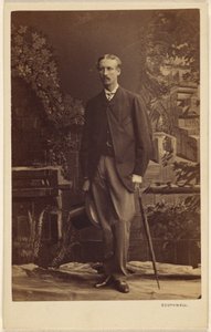 [Homme non identifié, moustachu, tenant un chapeau haut de forme et un parapluie, debout]. - Southwell Brothers