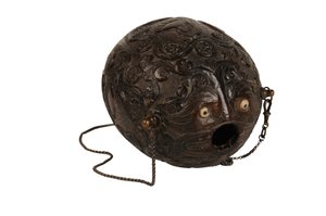 Flasque à poudre en noix de coco sculptée, coloniale espagnole, c.1800