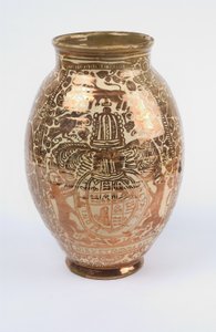Pot décoré de lustre cuivre et arborant les armoiries des Stuart, Manises, Espagne