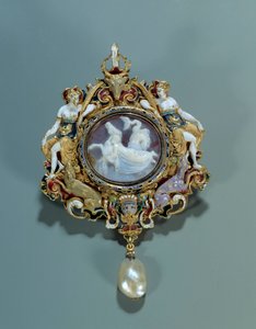 Bijoux : pendentif émaillé sur or rond avec un camée. 1550-1575. Paris, Musée du Louvre