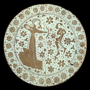 Dame tirant un arc sur un jeune homme dont le cou est traversé par une flèche. Plat en faïence de production espagnole. 16ème siècle Paris, Musée du Louvre - Spanish School