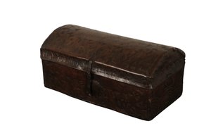Coffre à dôme recouvert de cuir, Espagne, vers 1700 - Spanish School