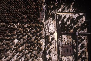 Pointes métalliques incrustées dans une porte de château - Spanish School
