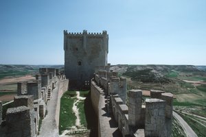 Vue des murs du château et du donjon
