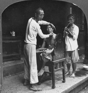 Un barbier chinois à Bhamo, Birmanie, 1908 - Stereo Travel Co
