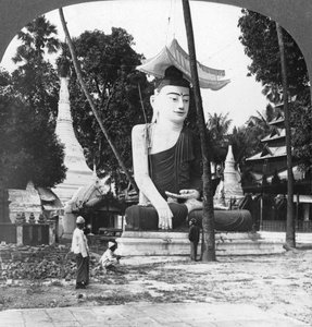 Statue de Bouddha, Pagode Shwedagon, Rangoon, Birmanie, 1908