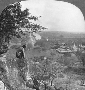 Vue générale de Mandalay, Birmanie, montrant le mur du fort - Stereo Travel Co