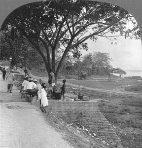 Front de rivière et rive, Bhamo, Birmanie, 1908 - Stereo Travel Co