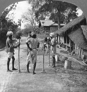 Réparation de route, Bhamo, Birmanie, 1908