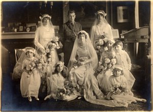 Portrait de mariage de groupe de Lady Blanche Cavendish et du Colonel Ivan Murray, Chapelle des Gardes, Lansdowne House, 21 avril 1919 (photo en noir et blanc) - Studio Lafayette