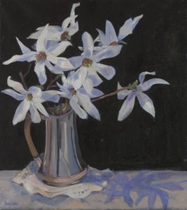 Magnolias blancs dans un pichet en argent, 2019 - Sue Wales