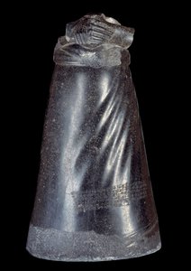 Mésopotamie : moitié inférieure de la statue en diorite de Manishtusu (2270-2254 av. J.-C.), roi d