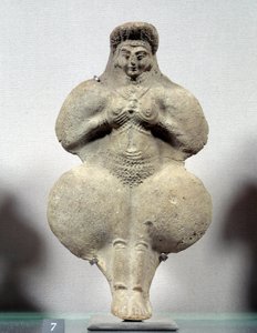 Art oriental : statuette en terre cuite de femme tenant ses seins, probable représentation d