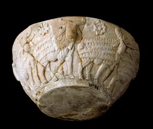 Art sumérien : coupe en calcaire sculptée de reliefs de béliers - Sumerian Sumerian