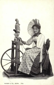 Femme assise à un rouet