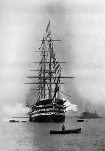 HMS Duke of Wellington tirant une salve royale en tant que navire amiral à Portsmouth, Hampshire, 1896 - Symonds and Co